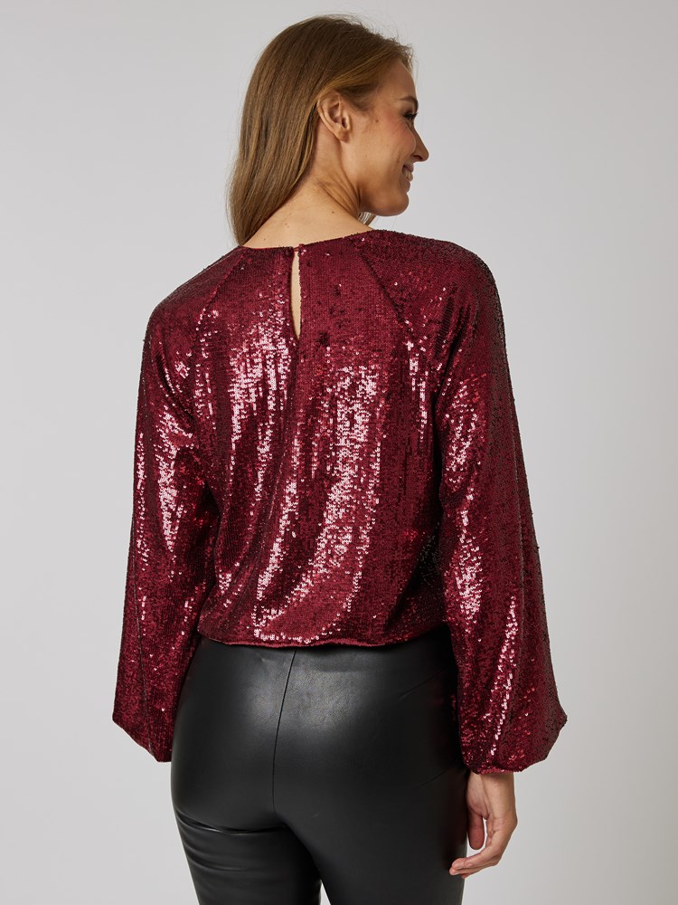 Shimmering topp 7506313_MWU-MELL-W23-Modell-Front_chn=vic_958_Shimmering topp MWU_Shimmering topp MWU 7506313.jpg_Front||Front