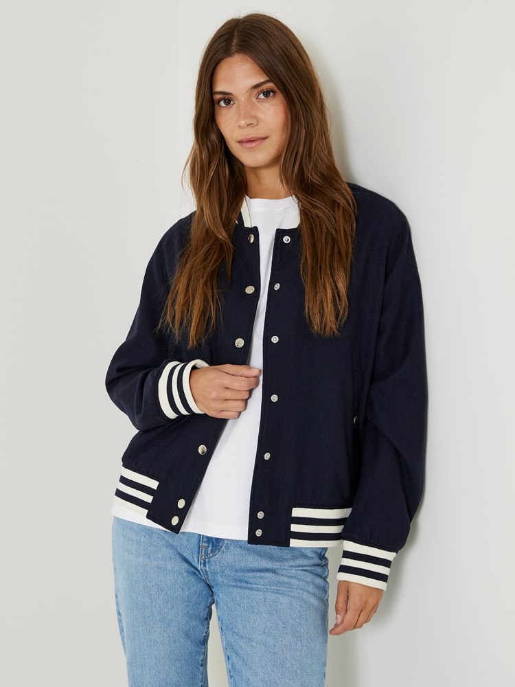 Serena jakke 7506467_EM6-JEANPAUL-S24-Modell-Front_5038_Serena jakke EM6_Serena jakke EM6 7506467.jpg_Front||Front