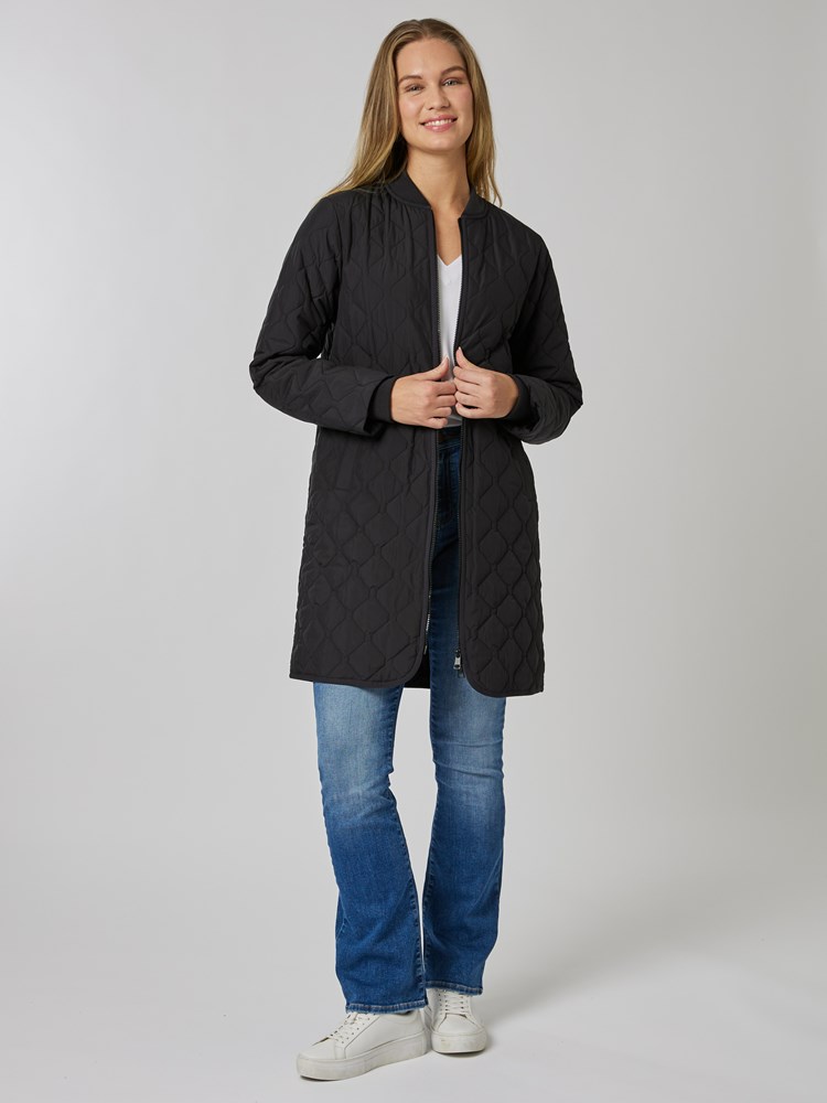 Sandra quiltet jakke 7506556_CAD-MELL-S24-Modell-Front_chn=vic_6345_Sandra quiltet jakke CAD_7506556 CAD_Sandra quiltet jakke CAD 7506556.jpg_Front||Front