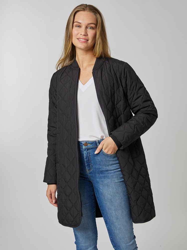 Sandra quiltet jakke 7506556_CAD-MELL-S24-Modell-Front_chn=vic_8704_Sandra quiltet jakke CAD_7506556 CAD_Sandra quiltet jakke CAD 7506556.jpg_Front||Front