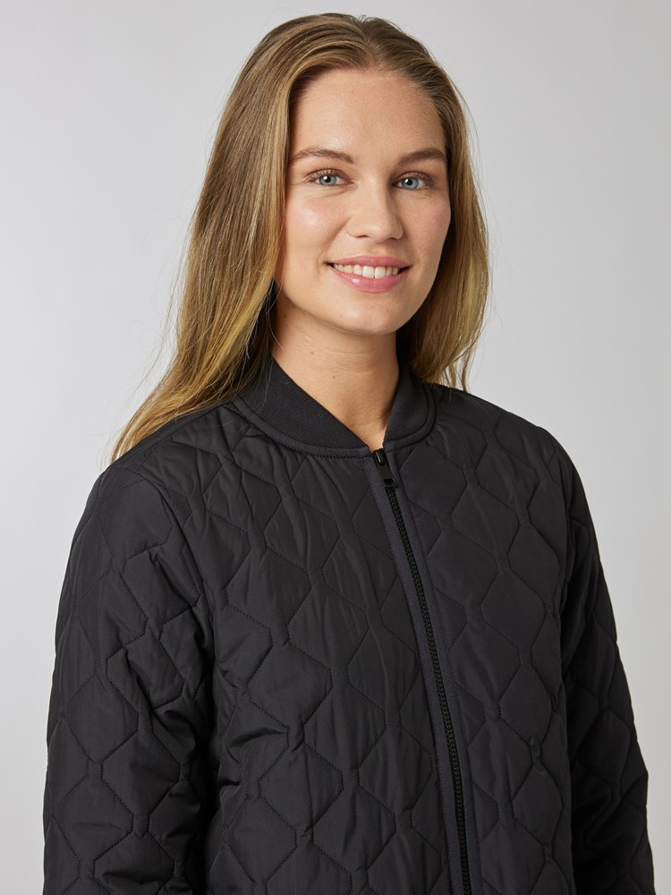 Sandra quiltet jakke 7506556_CAD-MELL-S24-Modell-Front_chn=vic_9865_Sandra quiltet jakke CAD_7506556 CAD_Sandra quiltet jakke CAD 7506556.jpg_Front||Front