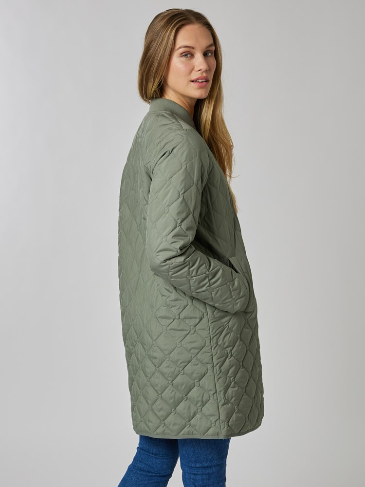 Sandra quiltet jakke 7506556_GTE-MELL-S24-Modell-Back_chn=vic_219_Sandra quiltet jakke GTE_7506556 GTE_Sandra quiltet jakke GTE 7506556.jpg_Back||Back