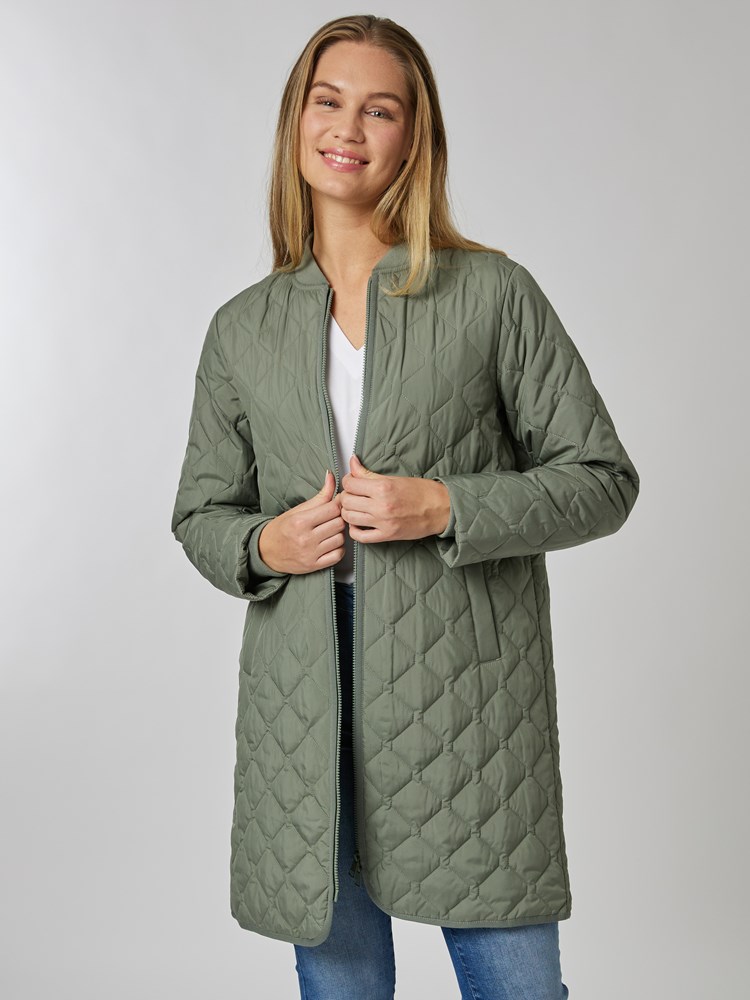 Sandra quiltet jakke 7506556_GTE-MELL-S24-Modell-Front_chn=vic_3136_Sandra quiltet jakke GTE_7506556 GTE_Sandra quiltet jakke GTE 7506556.jpg_Front||Front