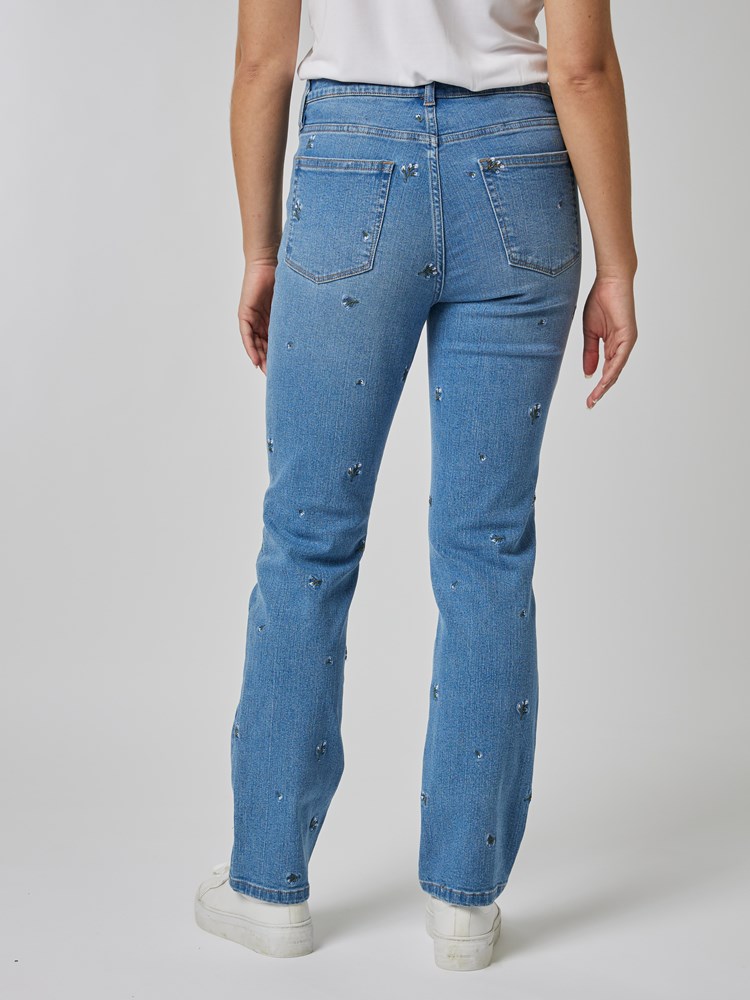 Harlow brodert jeans 7506560_DAD-MELL-S24-Modell-Back_chn=vic_9922_Harlow brodert jeans DAD_Harlow brodert jeans DAD 7506560.jpg_Back||Back