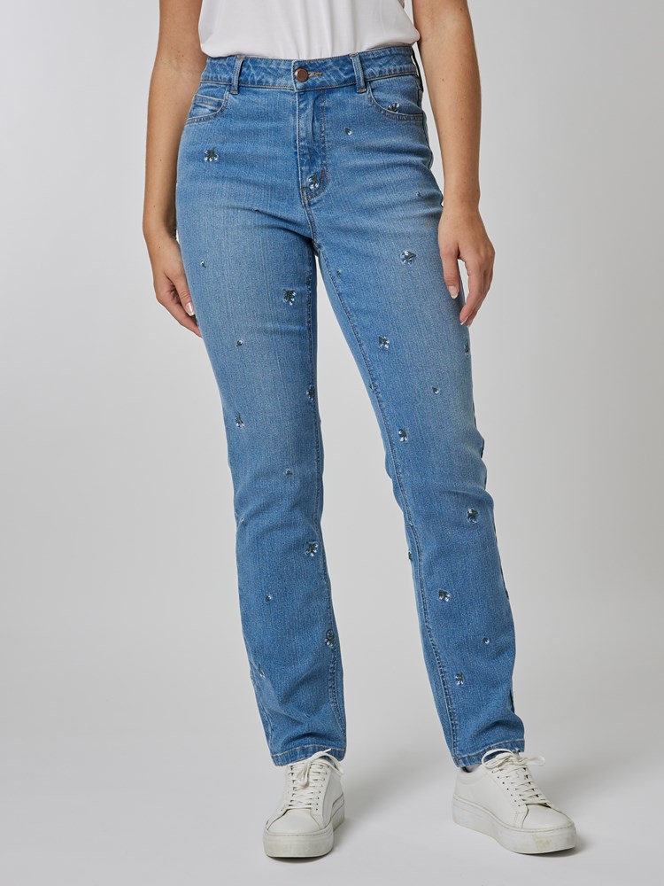 Harlow brodert jeans 7506560_DAD-MELL-S24-Modell-Front_chn=vic_394_Harlow brodert jeans DAD_Harlow brodert jeans DAD 7506560.jpg_Front||Front