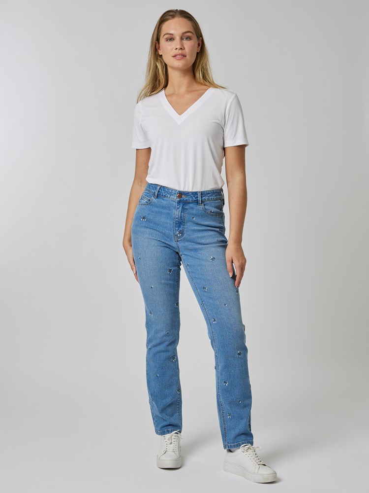 Harlow brodert jeans 7506560_DAD-MELL-S24-Modell-Front_chn=vic_5142_Harlow brodert jeans DAD_Harlow brodert jeans DAD 7506560.jpg_Front||Front