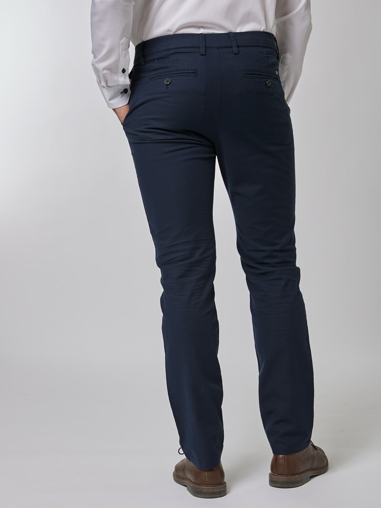 Bennett chinos 7506572_EMW-VESB-S24-Modell-Back_chn=vic_6313_Bennett chinos EMW 7506572.jpg_Back||Back