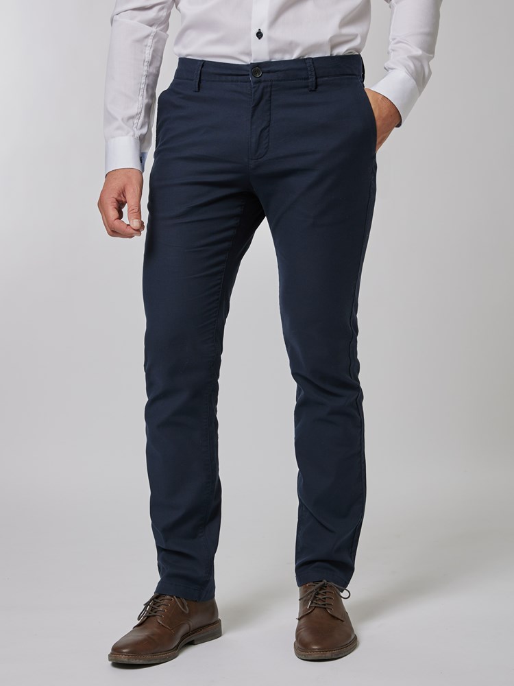 Bennett chinos 7506572_EMW-VESB-S24-Modell-Front_chn=vic_9536_Bennett chinos EMW 7506572.jpg_Front||Front