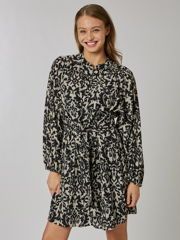 Arisa kjole 7506608_CAB-DONNA-S24-details_chn=vic_8780_7506608 CAB_Arisa kjole CAB_Arisa kjole CAB 7506608.jpg_