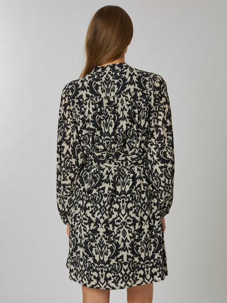 Arisa kjole 7506608_CAB-DONNA-S24-Modell-Back_chn=vic_9275_Arisa kjole CAB_Arisa kjole CAB 7506608.jpg_Back||Back