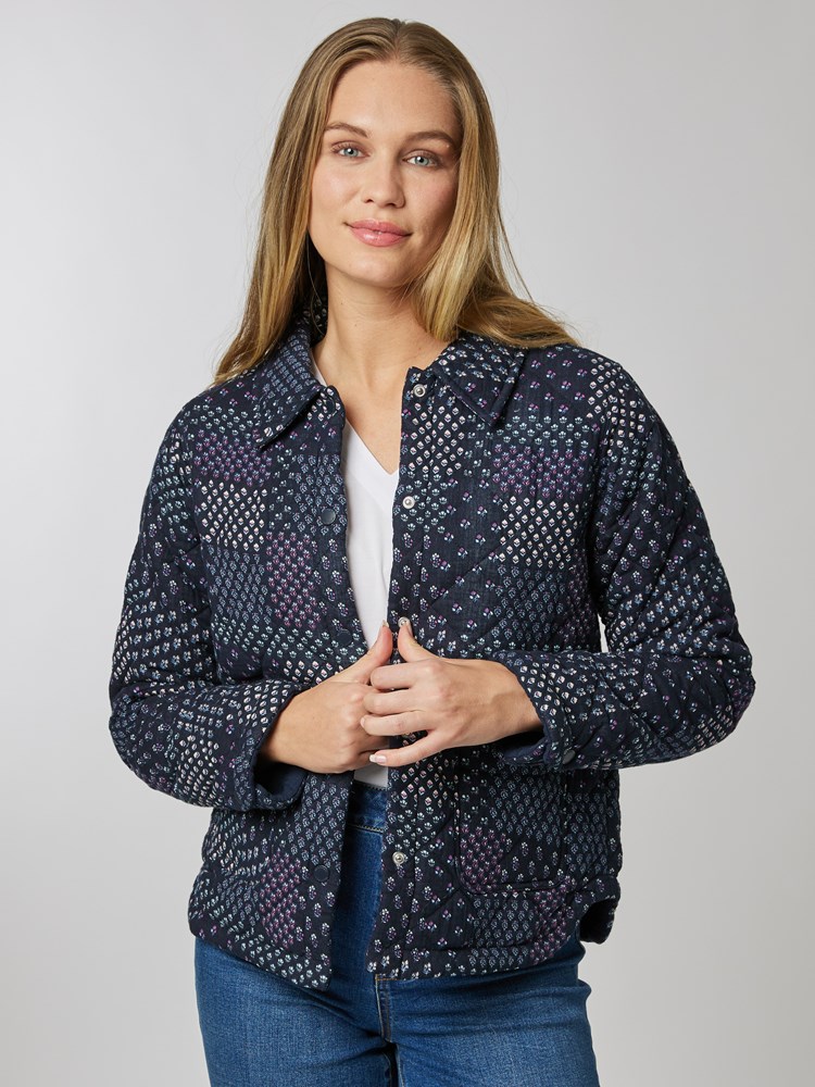 Claudine quiltet jakke 7506613_EM6-MELL-S24-Modell-Front_chn=vic_4150_Claudine quiltet jakke EM6_Claudine quiltet-jakke 7506613_Claudine quiltet jakke 7506613_Claudine quiltet jakke EM6 7506613.jpg_Front||Front