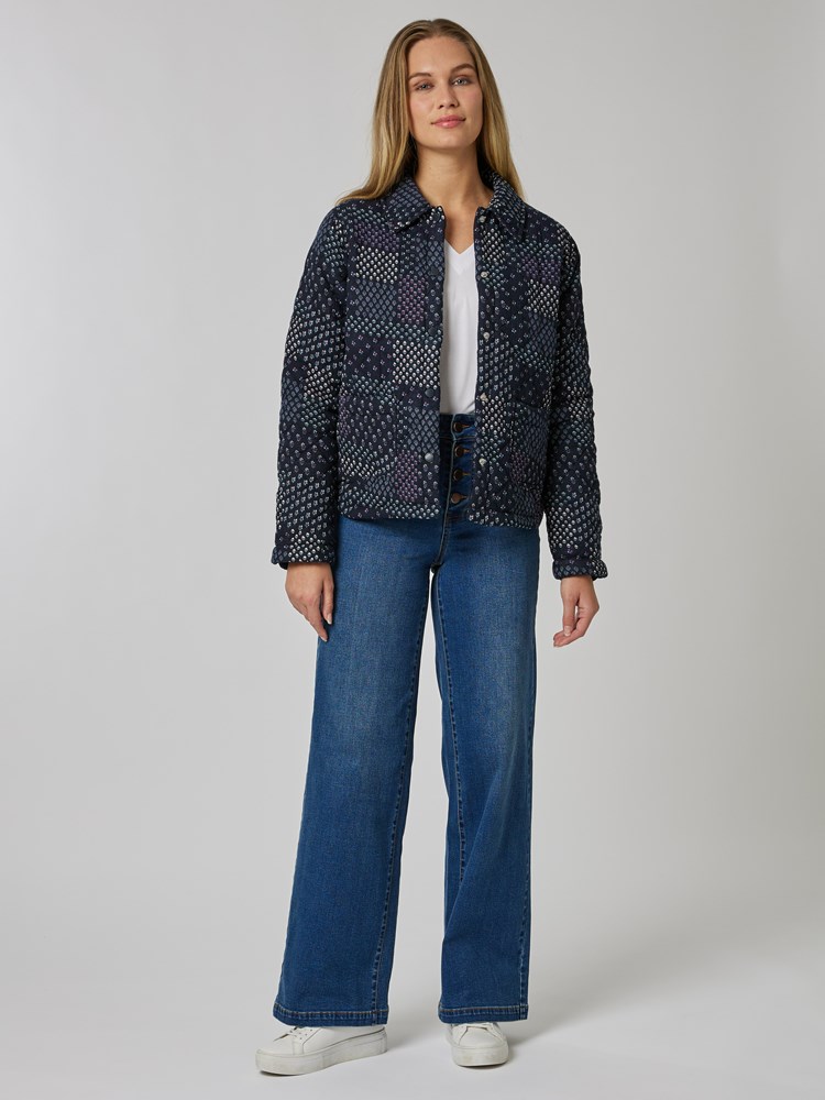 Claudine quiltet jakke 7506613_EM6-MELL-S24-Modell-Front_chn=vic_9720_Claudine quiltet jakke EM6_Claudine quiltet jakke EM6 7506613.jpg_Front||Front