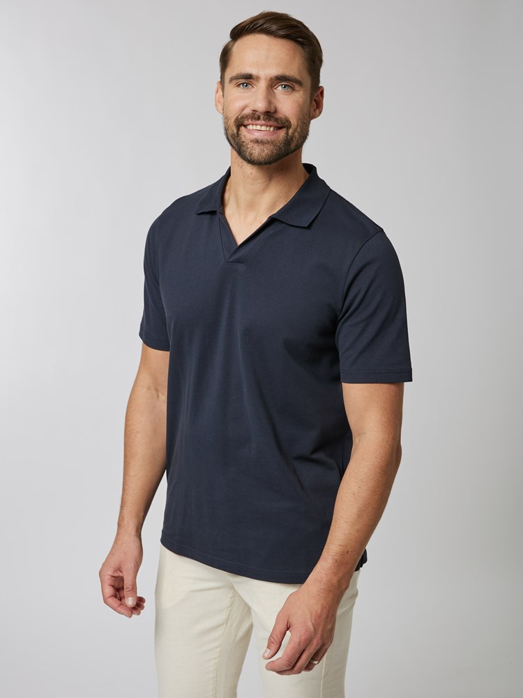 Lawrence polo t-skjorte 7506628_C27-MRCAPUCHIN-S24-Modell-Front_chn=vic_1049_Lawrence polo t-skjorte C27_Lawrence polo t-skjorte C27 7506628.jpg_Front||Front