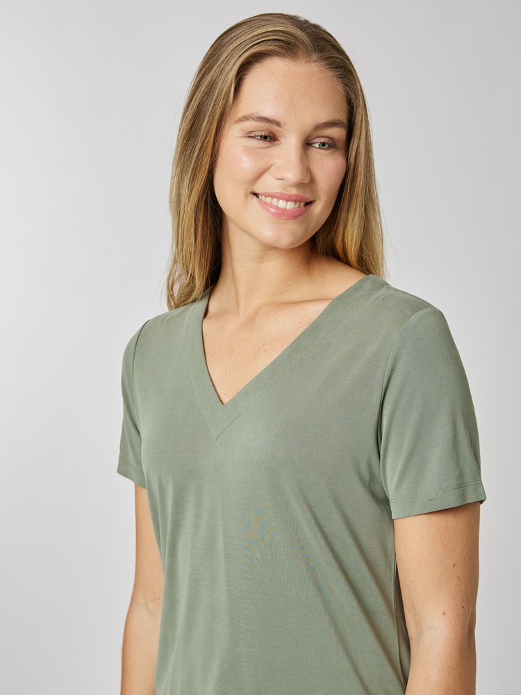 Andrea topp 7506678_GTE-MELL-S24-Modell-Front_chn=vic_1606_Andrea topp GTE_Andrea topp GTE 7506678.jpg_Front||Front