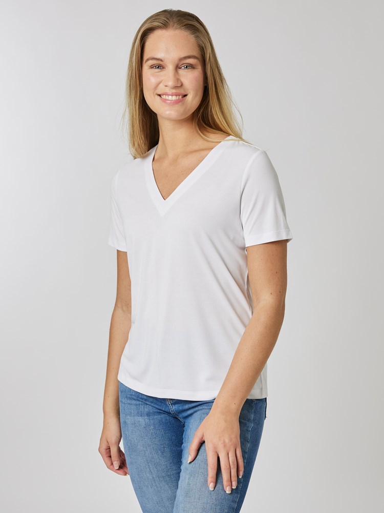 Andrea topp 7506678_O68-MELL-S24-Modell-Front_chn=vic_8048_Andrea topp O68.jpg_Front||Front