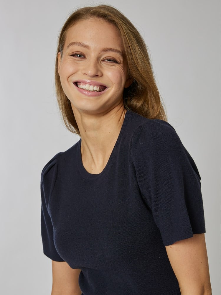 Nicolette strikkekjole 7506745_EM6-MELL-S24-Modell-Front_chn=vic_1721_Nicolette strikkekjole EM6_7506745 EM6_Nicolette strikkekjole EM6 7506745.jpg_Front||Front