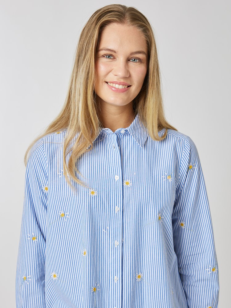 Sarah brodert skjorte 7506762_E8B-MELL-S24-Modell-Front_chn=vic_595_Sarah brodert skjorte E8B_Sarah brodert skjorte E8B 7506762.jpg_Front||Front