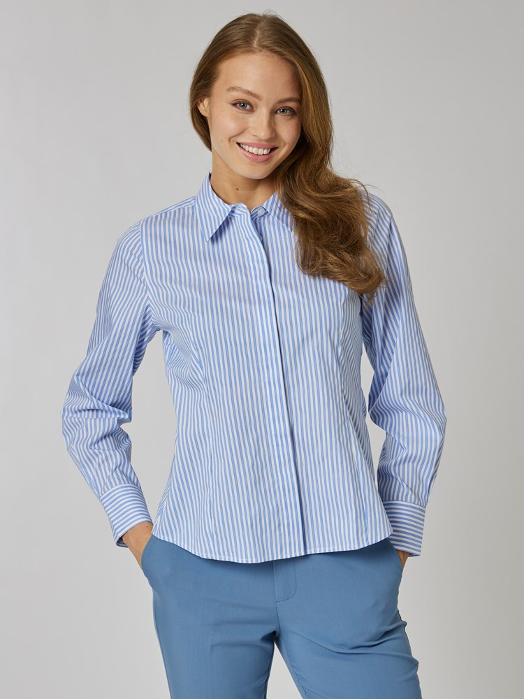 Sutton skjorte 7506815_R62-BLU-S24-Modell-Front_chn=vic_4025_Sutton skjorte R62_Sutton skjorte R62 7506815.jpg_Front||Front