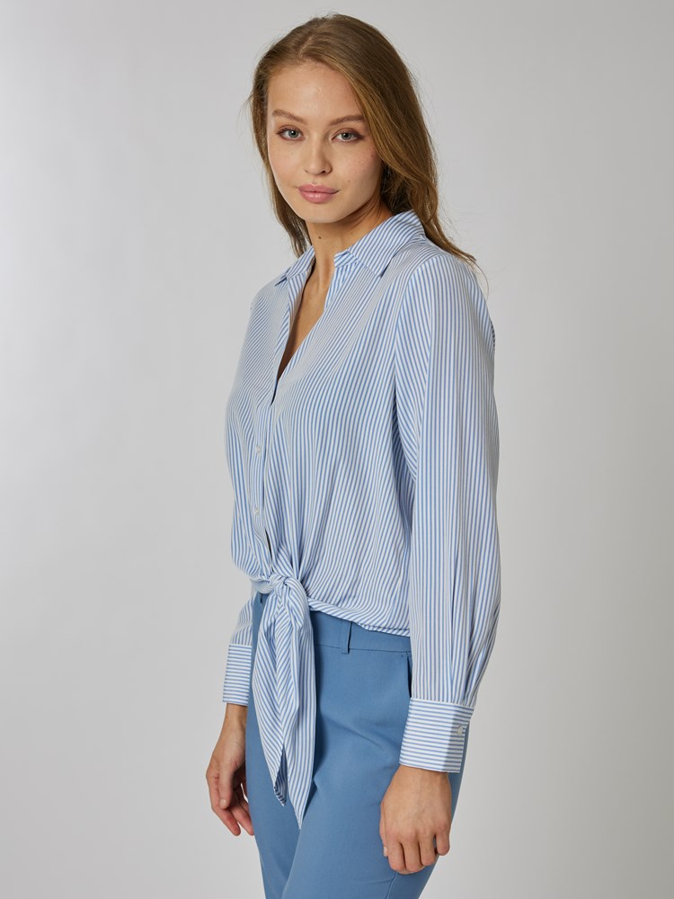 Brennan bluse 7506922_R62-BLU-S24-Modell-Right_chn=vic_3758_Brennan bluse R62_Brennan bluse R62 7506922.jpg_Right||Right