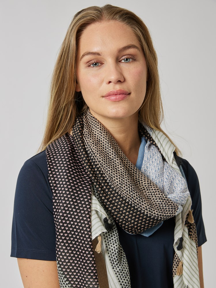 Elisa skjerf 7507461_E9U-MELL-S24-Modell-Front_chn=vic_4771_Elisa skjerf E9U_Elisa skjerf E9U 7507461.jpg_Front||Front