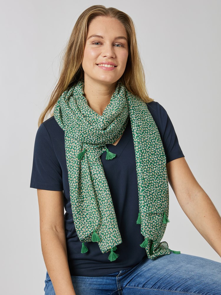 Elisa skjerf 7507461_GJO-MELL-S24-Modell-Front_chn=vic_3954_Elisa skjerf GJO_Elisa skjerf GJO 7507461.jpg_Front||Front