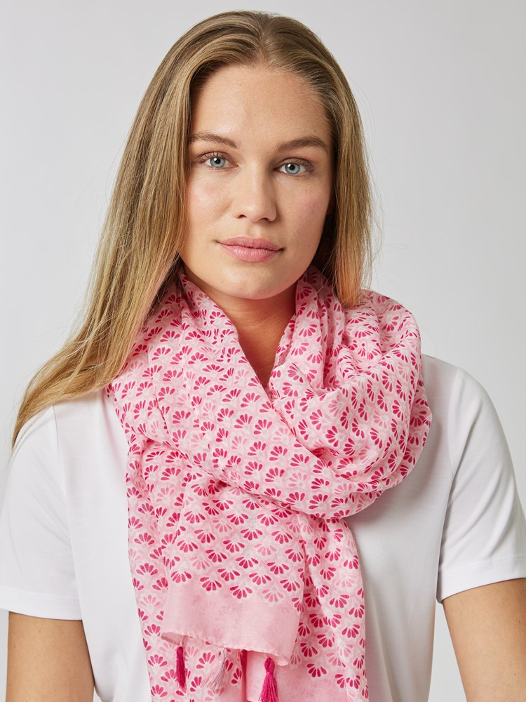 Elisa skjerf 7507461_MTU-MELL-S24-Modell-Front_chn=vic_6581_Elisa skjerf MTU_Elisa skjerf MTU 7507461.jpg_Front||Front