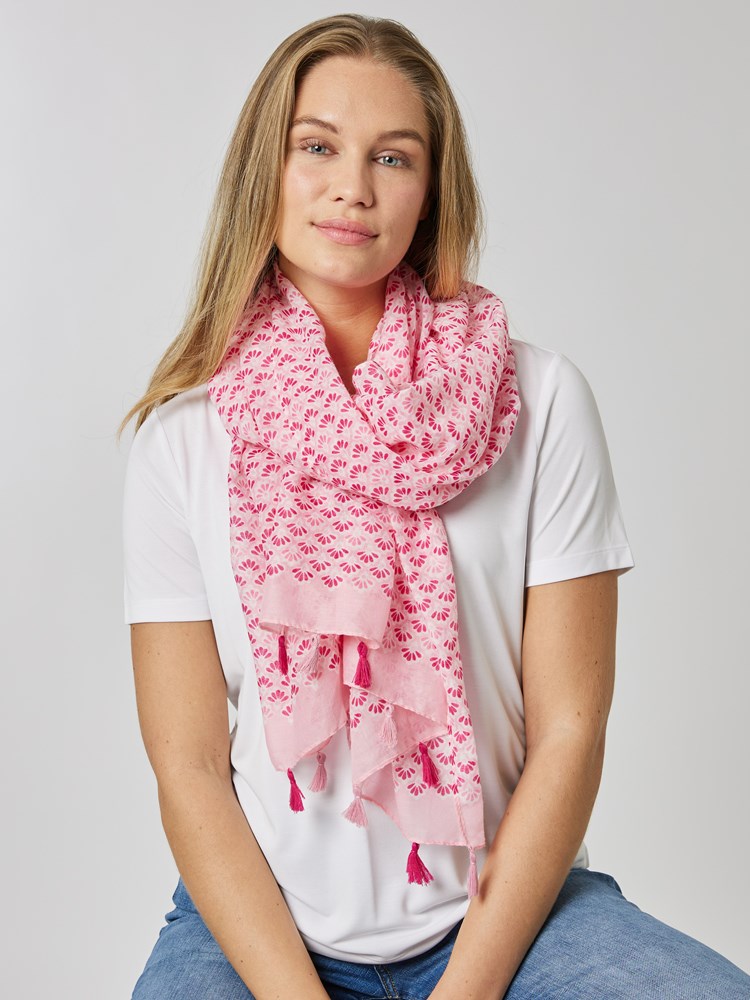 Elisa skjerf 7507461_MTU-MELL-S24-Modell-Front_chn=vic_9448_Elisa skjerf MTU_Elisa skjerf MTU 7507461.jpg_Front||Front