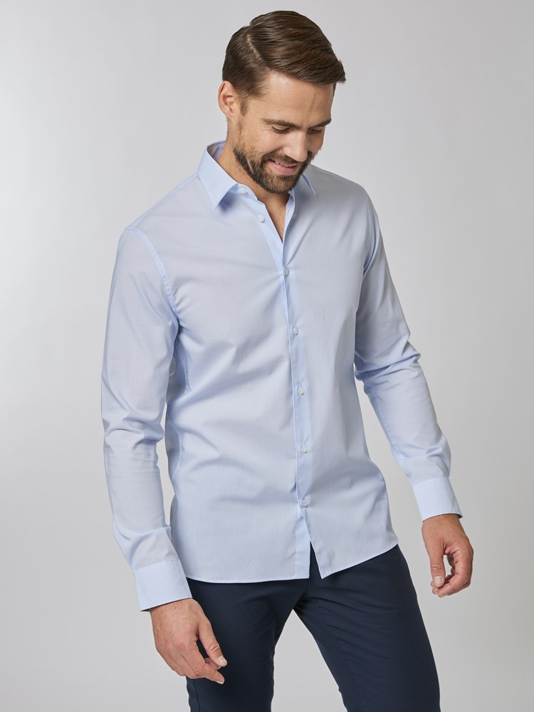Slimfit pinstriped skjorte 7507585_O68-VESB-S24-Modell-Front_chn=vic_8825_Slimfit pinstriped skjorte O68 7507585.jpg_Front||Front
