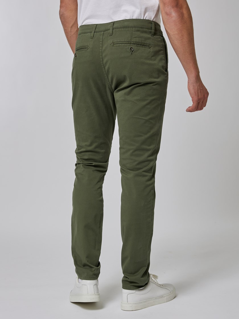 7507683 I6U 7507683_I6U-VESB-S24-Modell-Back_chn=vic_7197_Aron chinos I6U.jpg_Back||Back