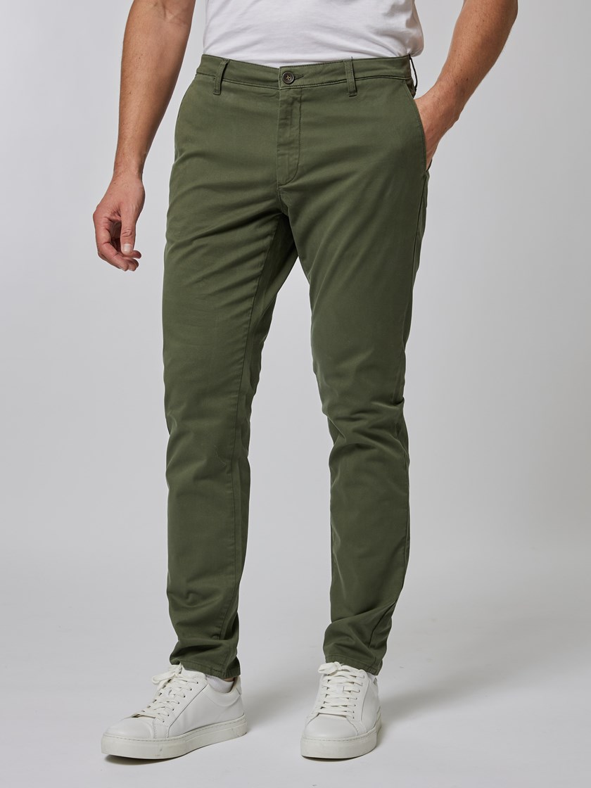7507683 I6U 7507683_I6U-VESB-S24-Modell-Front_chn=vic_153_Aron chinos I6U.jpg_Front||Front