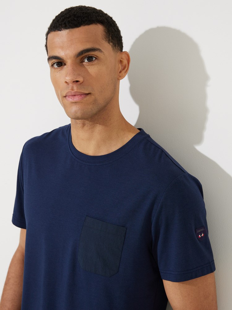 Sebastien t-skjorte 7507709_EM6-JEANPAUL-H24-Modell-Front_5814-bluelogo_Sebastien t-skjorte EM6 7507709.jpg_