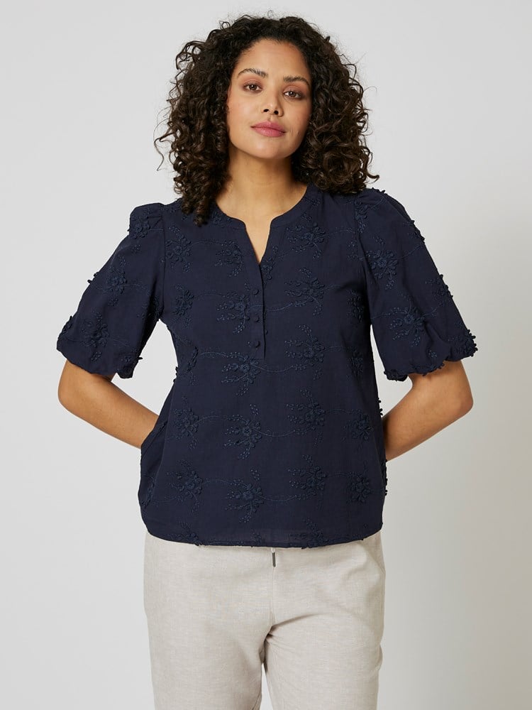 Blossom bluse 7507747_EM6-MELL-H24-Modell-Front_chn=vic_9980_Blossom bluse EM6_Blossom bluse EM6 7507747.jpg_Front||Front