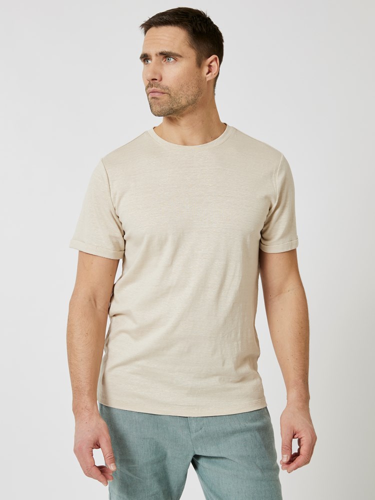 Russell lin t-skjorte 7507758_I2M-VESB-H24-Modell-Front_chn=vic_626_Russell lin t-skjorte I2M_Russell lin t-skjorte I2M 7507758.jpg_Front||Front
