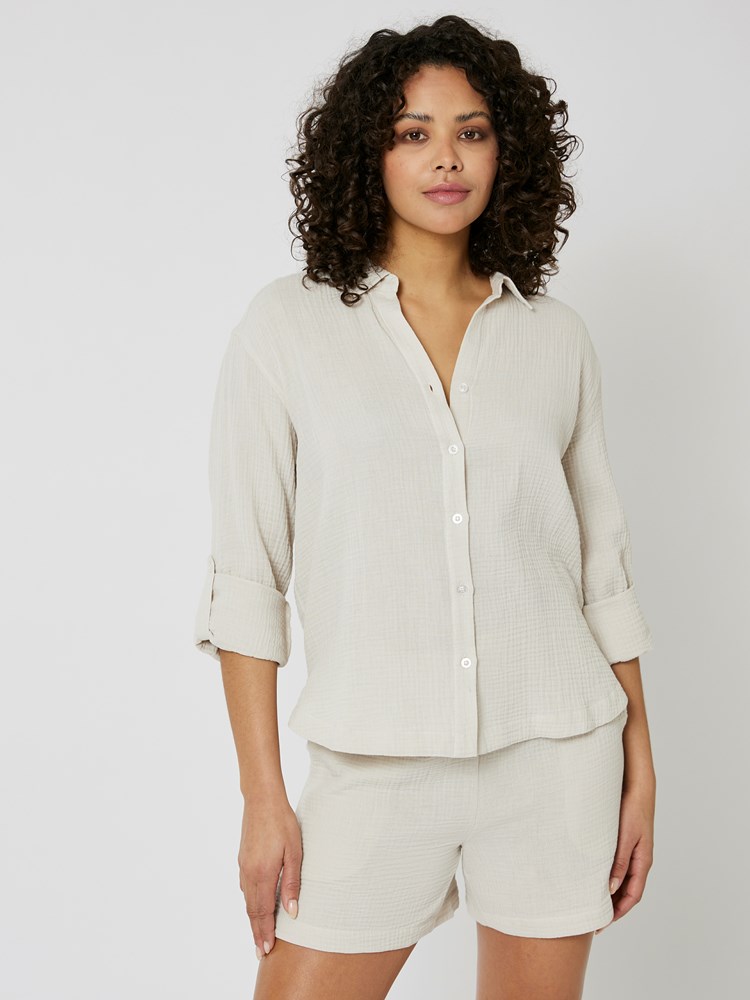Camille skjorte 7507824_I2Z-MELL-H24-Modell-Front_chn=vic_4143_Camille skjorte I2Z_Camille skjorte I2Z 7507824.jpg_Front