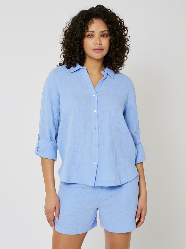 Camille skjorte 7507824_R85-MELL-H24-Modell-Front_chn=vic_8317_Camille skjorte R85_Camille skjorte R85 7507824.jpg_Front