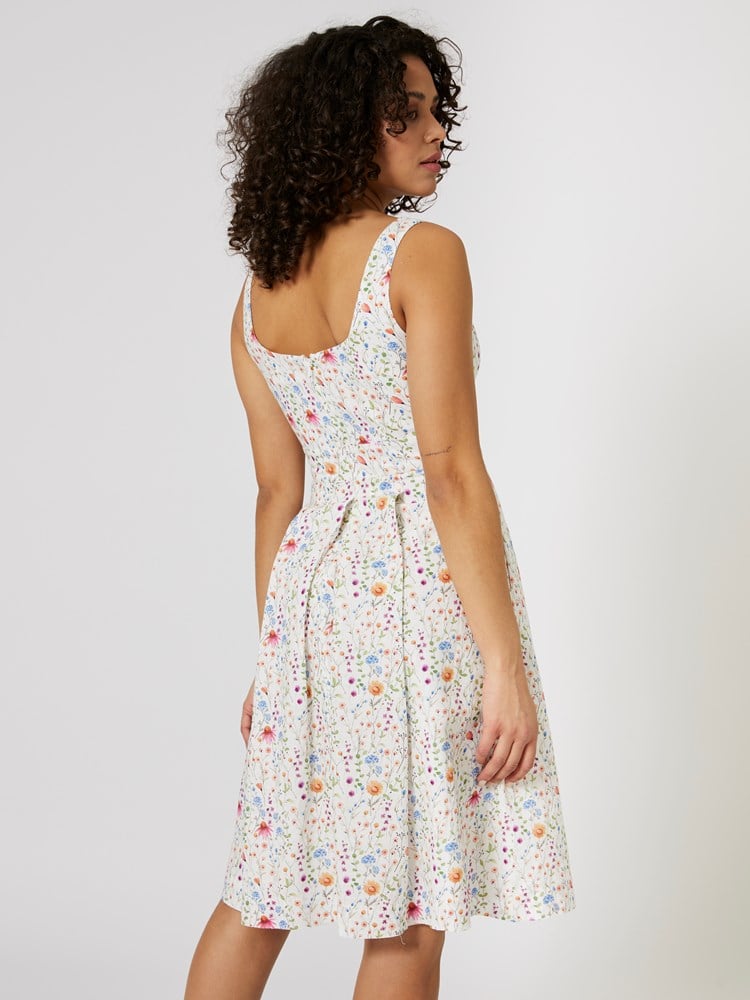 Beatrice kjole 7508254_MNS-MELL-H24-Modell-Back_chn=vic_9593.jpg_Back