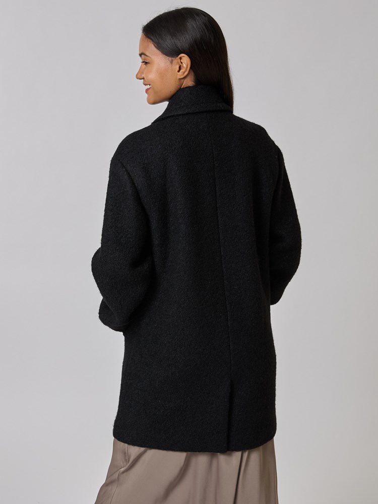 Karmen boucleèkåpe 7508300_CAB-BLU-A24-Modell-Back_chn=vic_5408_Karmen boucleèkåpe CAB_Karmen boucleèkåpe CAB 7508300.jpg_Back||Back