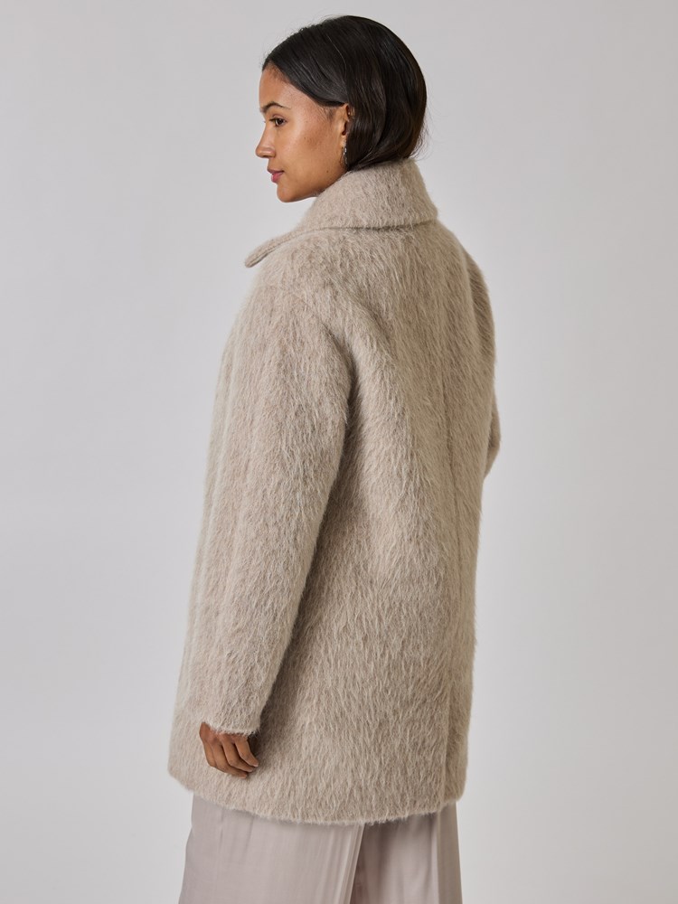 Karmen kåpe 7508408_AGP-BLU-A24-Modell-Back_chn=vic_1871_Karmen kåpe AGP_Karmen kåpe AGP 7508408.jpg_Back||Back