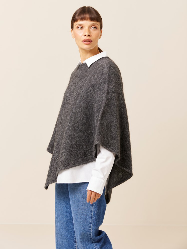 Lone poncho 7508490_I7C-JEANPAUL-A24-Front_2446_Lone poncho_Lone poncho I7C_Lone poncho I7C 7508490.jpg_Front||Front