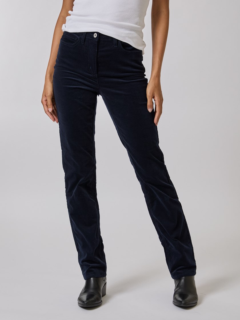 7508603 EM6 7508603_EM6-BLU-A24-Modell-Front_chn=vic_8688_Kannika cordbukse EM6_Kannika cordbukse EM6 7508603.jpg_Front||Front