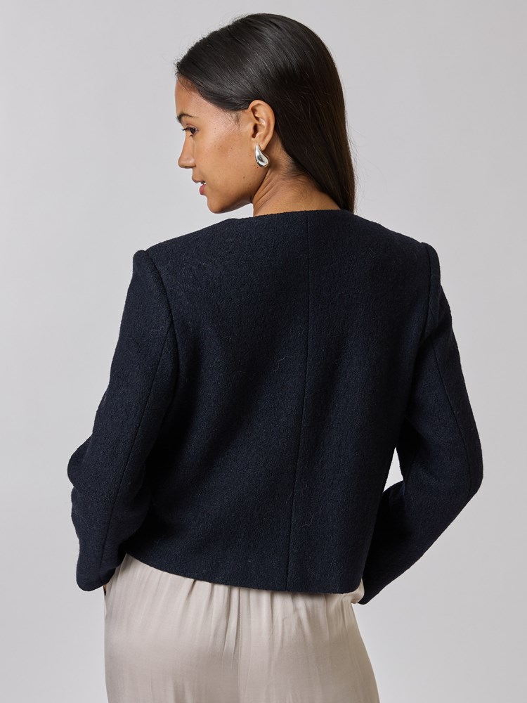 Malene jakke 7508670_EM6-BLU-A24-Modell-Back_chn=vic_4995_Malene jakke EM6_Malene jakke EM6 7508670.jpg_Back||Back