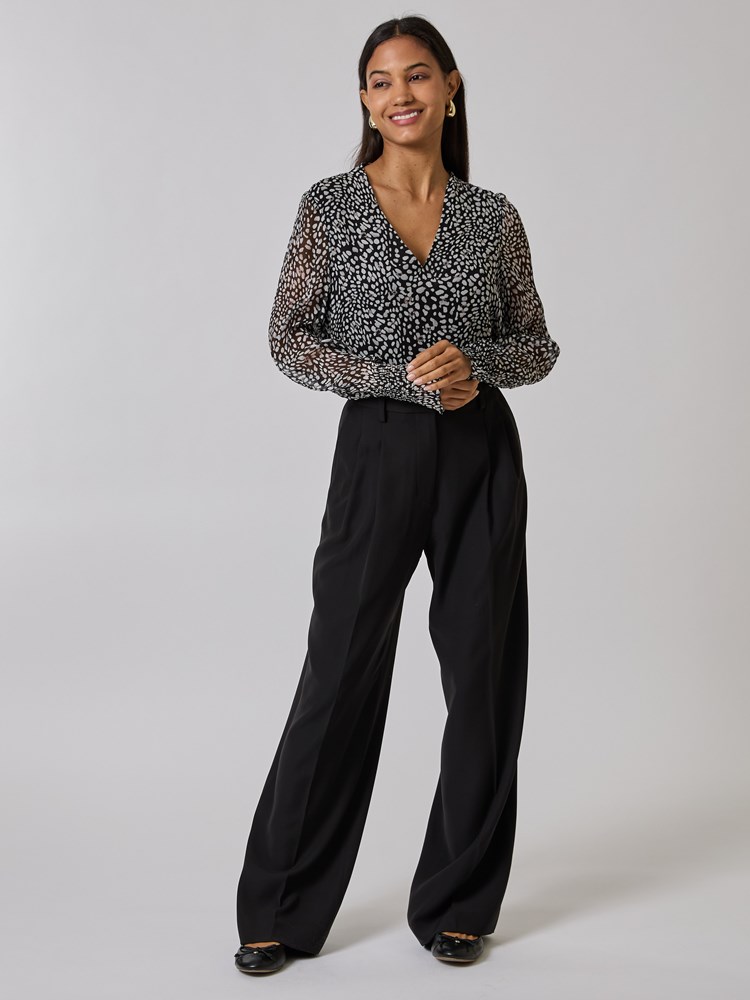 Samsaya mønstret bluse 7508673_CAB-BLU-A24-details_chn=vic_8052_Samsaya mønstret bluse CAB_Samsaya mønstret bluse CAB 7508673.jpg_