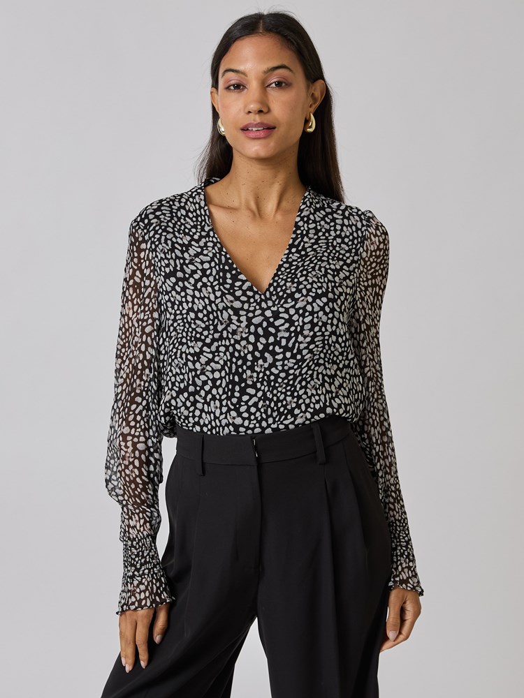 Samsaya mønstret bluse 7508673_CAB-BLU-A24-Modell-Front_chn=vic_9915_Samsaya mønstret bluse CAB_Samsaya mønstret bluse CAB 7508673.jpg_Front||Front