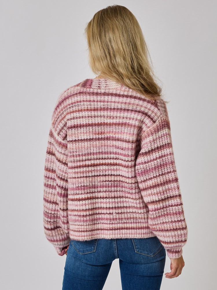 Amalie strikkejakke 7508691_MQK-MELL-A24-Modell-Back_chn=vic_9483_Amalie strikkejakke MQK_Amalie strikkejakke MQK 7508691.jpg_Back||Back