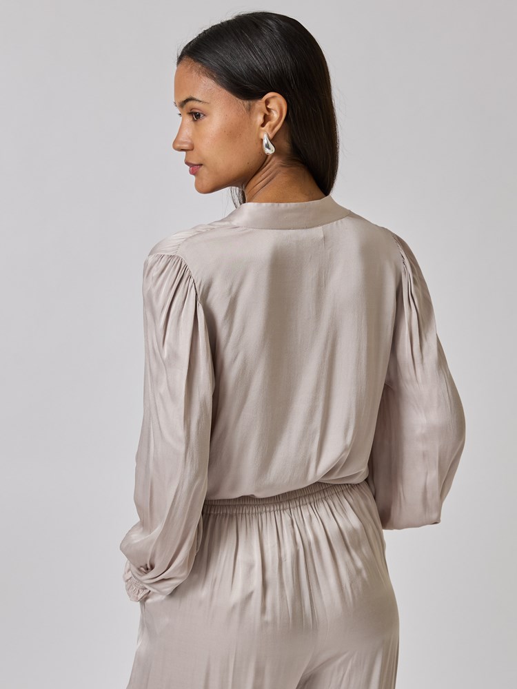 Samsaya satengbluse 7508721_I4I-BLU-A24-Modell-Back_chn=vic_9700_Samsaya satengbluse I4I_Samsaya satengbluse I4I 7508721.jpg_Back||Back