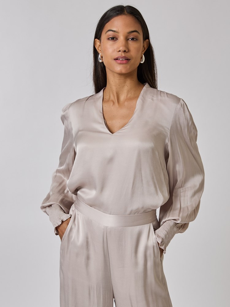 Samsaya satengbluse 7508721_I4I-BLU-A24-Modell-Front_chn=vic_2332_Samsaya satengbluse I4I_Samsaya satengbluse I4I 7508721.jpg_Front||Front