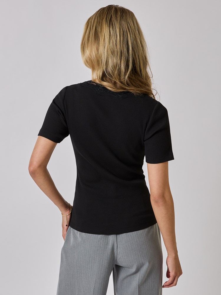 Poppy t-skjorte 7508867_CAB-MELL-A24-Modell-Back_chn=vic_1595_Poppy t-skjorte CAB_Poppy t-skjorte CAB 7508867.jpg_Back