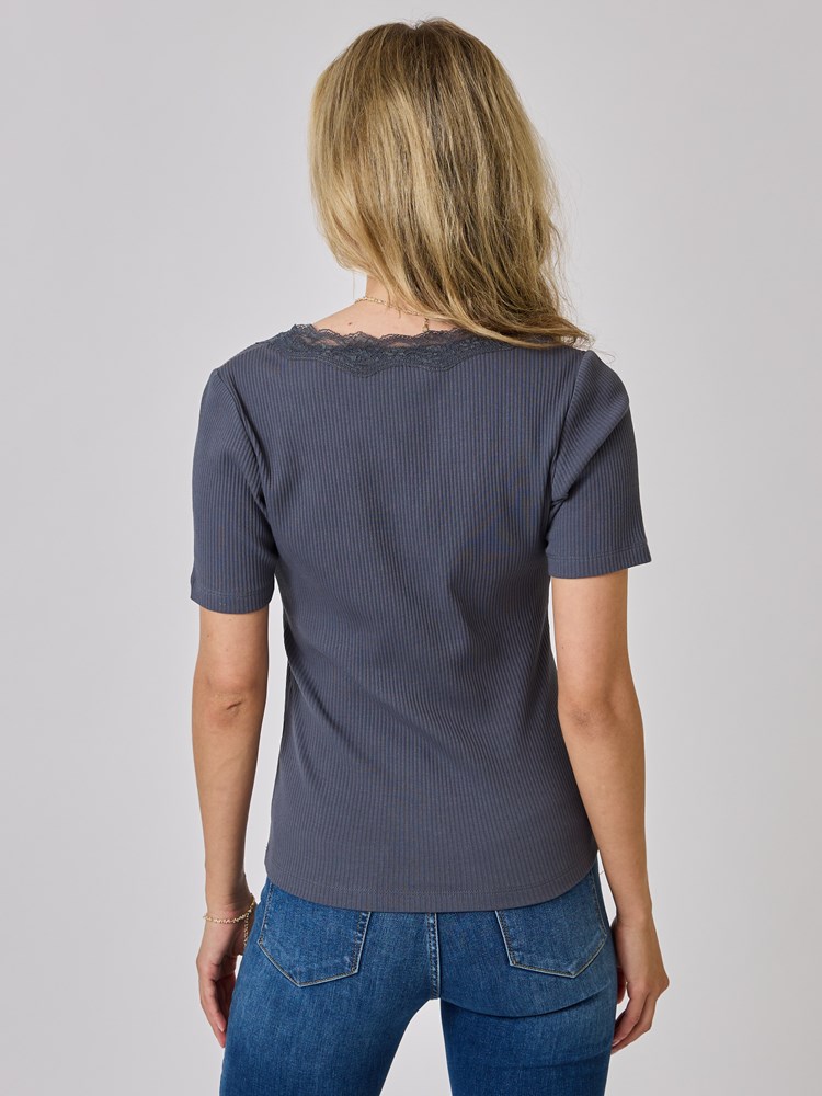 Poppy t-skjorte 7508867_IGI-MELL-A24-Modell-Back_chn=vic_7678_Poppy t-skjorte IGI_Poppy t-skjorte IGI 7508867.jpg_Back