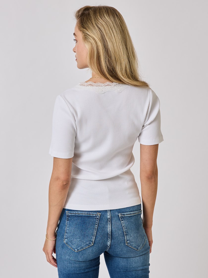 7508867 O68 7508867_O68-MELL-A24-Modell-Back_chn=vic_6446_Poppy t-skjorte O68_Poppy t-skjorte O68 7508867.jpg_Back