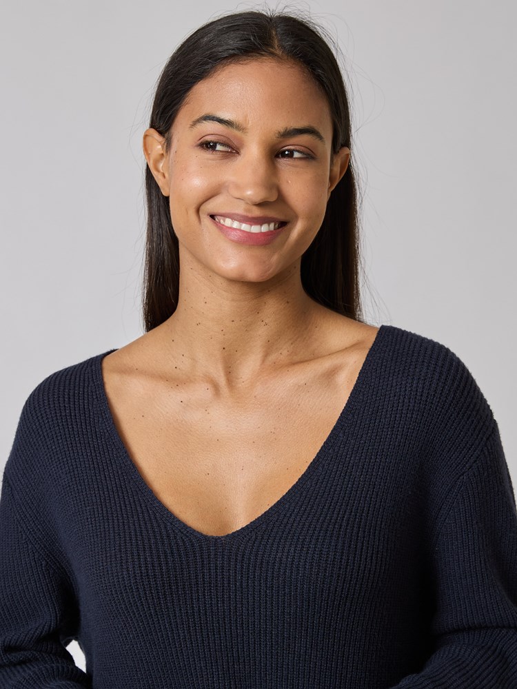 Molly v- hals genser 7508938_EM1-BLU-A24-details_chn=vic_911_Molly v- hals genser EM1_Molly v- hals genser EM1 7508938.jpg_